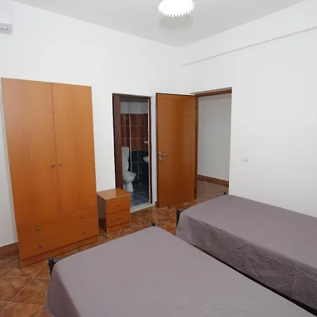 Hotelgodini * Golem (Tirana)